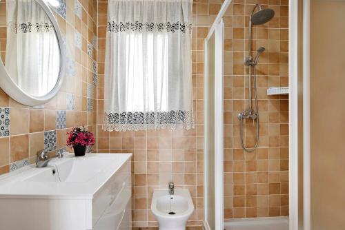 a bathroom with a sink and a toilet and a shower at Casa Manoli in Hozanejos