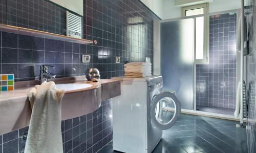 a bathroom with a washing machine and a sink at Milano Family Suite in Bellaria-Igea Marina