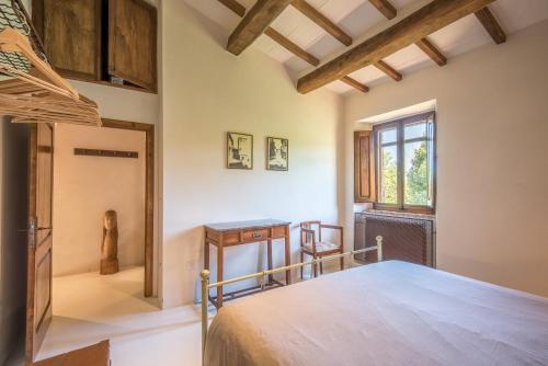 a bedroom with a bed and a window at Appartamento Gemma Verde-tavoleto in Castiglione dʼOrcia