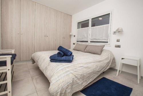 a bedroom with a bed with blue towels on it at San Salvador apartamento in Nerja