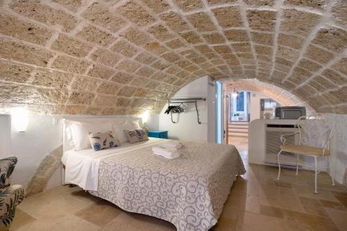 a bedroom with a bed with a stone ceiling at Il Pescatore in Monopoli