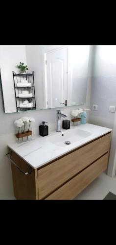 a bathroom with a sink and a mirror at Casa con mucha luz natural in Bisbal del Penedès