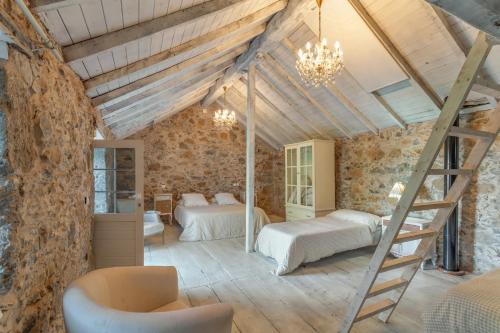 a bedroom with two beds and a ladder at Toscana Di Corvo in Moya