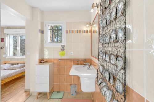 a bathroom with a sink and a toilet at Cap à Gap T2 Bas De Villa in Gap