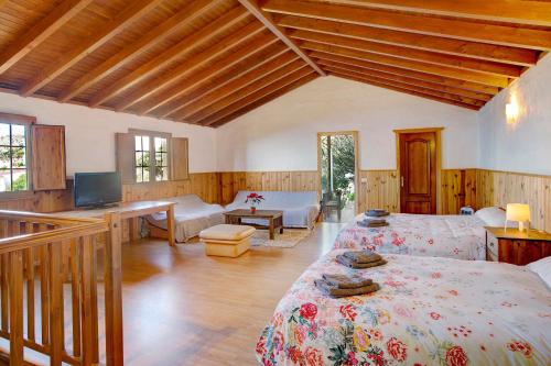 a bedroom with two beds and a living room at Mirador de Domingo in Gáldar