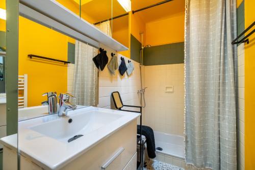 a bathroom with a sink and a shower at Les 3 vues in Tourrettes-sur-Loup