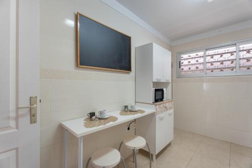 a bathroom with a sink and a tv on the wall at Apartamento Erma Candelaria in Candelaria