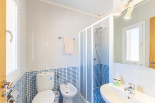 a bathroom with a toilet and a sink at Las Gargantas de Gredos in Burgohondo