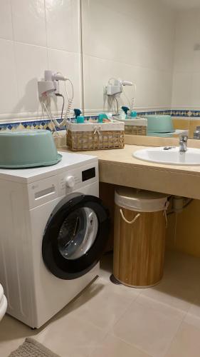 a bathroom with a washing machine and a sink at Casa Piña Colada in Corralejo