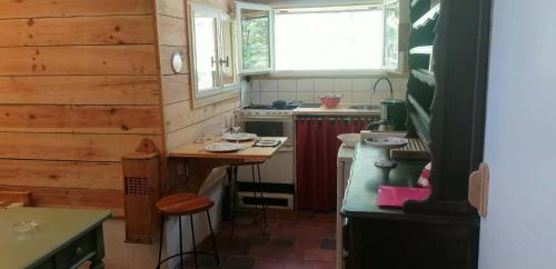 una cucina con fornelli e tavolo di La palombière a Saint-Symphorien