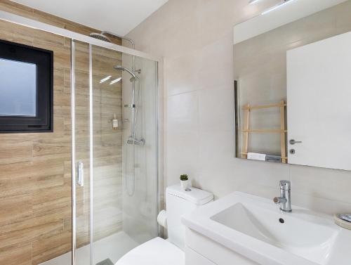 a bathroom with a toilet and a sink and a shower at Casa Dona Florinda in Ermida