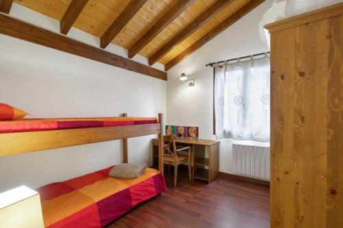 a bedroom with two bunk beds and a desk at Casa Independiente En Angoustrine in Angoustrine
