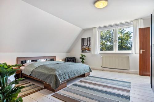 a bedroom with a bed and a window at Gästehaus Oehm in Faßberg