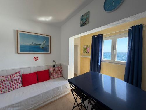 a living room with a couch and a table at apartamento el camarote in Fasnia