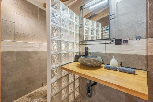 a bathroom with a sink and a mirror at Apartamentos cuna del Genil in Güéjar-Sierra