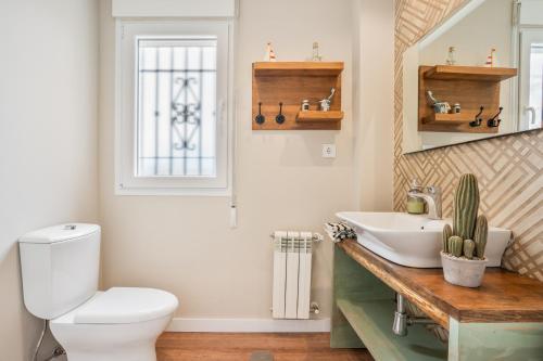 a bathroom with a toilet and a sink at Villavillanos in Otura