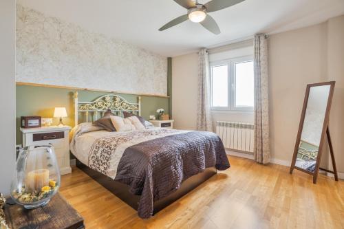 a bedroom with a bed and a ceiling fan at Villavillanos in Otura