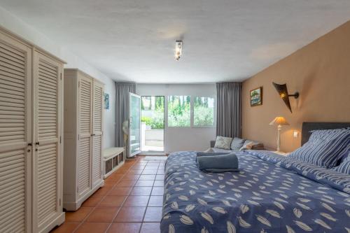 a bedroom with a blue bed and a window at Casa Viviana in Moraira