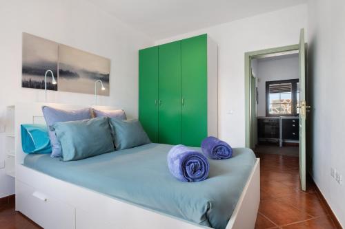 a bedroom with a bed with a green door at Casa Jess in Tías