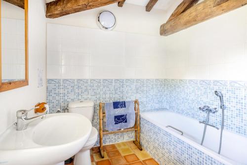 a bathroom with a tub and a toilet and a sink at Gîtes Bourdeverre in Sanxay