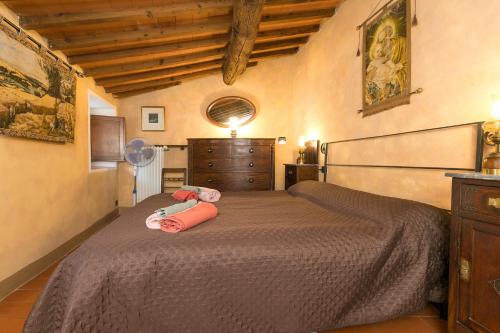 a bedroom with a bed and a dresser in a room at Il Mirtillo in Pisa