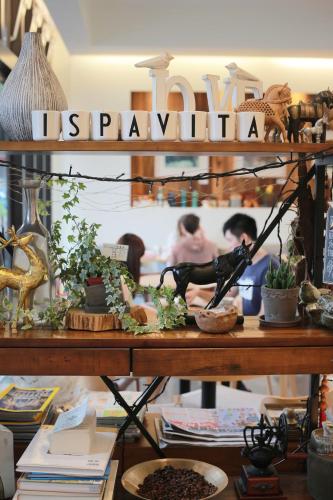 a shelf with plants and a sign that reads its pharmacy at ISPAVITA B&B Resort in Jiaoxi