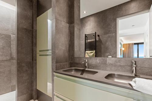 a bathroom with a sink and a mirror at Exception Maison pieds dans l'eau in Fréjus