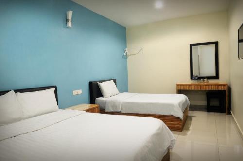 Tempat tidur dalam kamar di Brezza Hotel Lumut