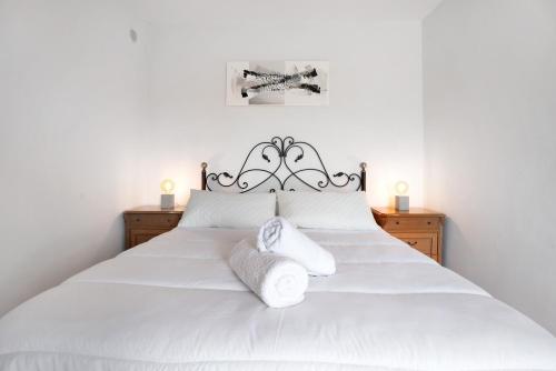 a bedroom with a white bed with two towels at Finca Lucrecia in Fasnia