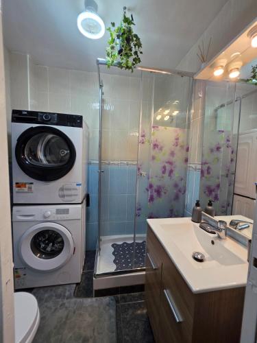 a bathroom with a washing machine in a shower at Casa Lita in Antigua