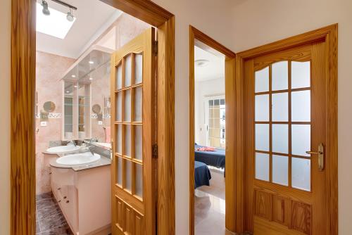 a bathroom with a sink and a mirror at Casa del Pescador 2 in Santa Cruz de Tenerife