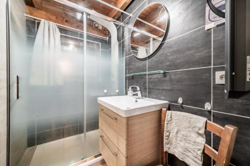 a bathroom with a sink and a shower at Chalet 6p Classique - Amarock in Verchaix