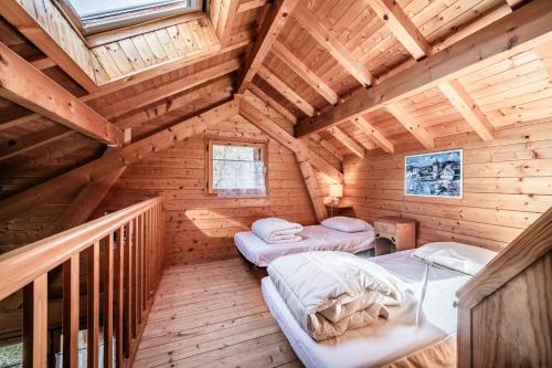a log cabin with two beds in the attic at Chalet 6p Classique - Amarock in Verchaix