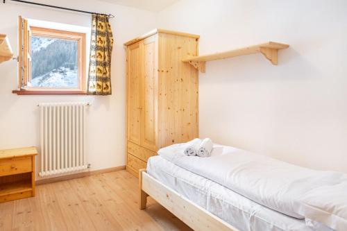 a bedroom with two beds and a window at Chalet Panorama Rabbi By Immobilux in Rabbi