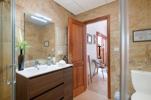 a bathroom with a sink and a toilet at Casa Abuela Nicolasa in Máguez