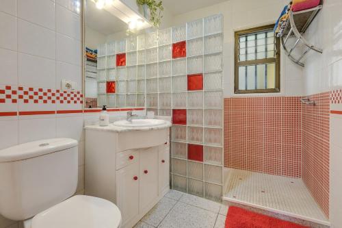 a bathroom with a toilet and a sink and a shower at Apartamento villasol in Arona