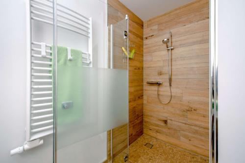 a bathroom with a shower with a glass door at Ferienwohnung Storchennest in Neuendorf am See