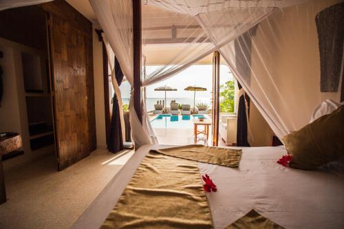 Cama ou camas em um quarto em Fruit & Spice Wellness Resort Zanzibar
