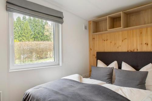 a bedroom with a bed and a window at Tinyhouse Entspannung und Erholung in Untergriesbach