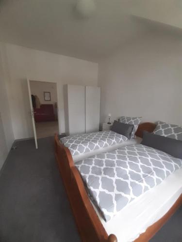 a bedroom with a large bed in a room at Meeresleuchten 2 in Emden