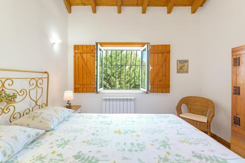 a bedroom with a bed and a window at Alquimia, Alchemy, Alchimie in São Luis