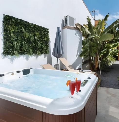 a bath tub with two cocktails in it on a patio at Rincón de la Fontana in San Nicolás