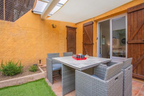 En terrasse eller udendørsområde på Villa Cogolin
