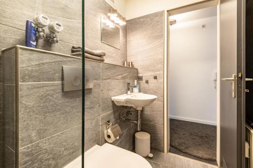 a bathroom with a toilet and a sink at Schlossblick in Egloffstein