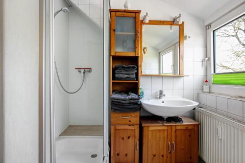 a bathroom with a sink and a shower at Ferienwohnung Fraulund in Rügge
