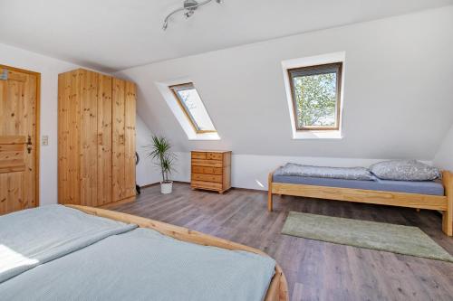 a bedroom with two beds and a window at Ferienwohnung Fraulund in Rügge