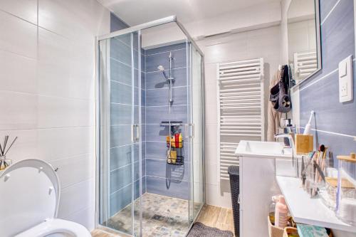 a bathroom with a shower with a toilet and a sink at Le Refuge des Vignes in Lamonzie-Saint-Martin