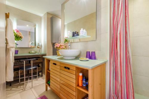 a bathroom with a sink and a bowl on a counter at Des vacances de rêve à Mandelieu in Mandelieu-La Napoule