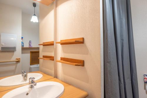a bathroom with a sink and a mirror at Le jardin des neiges in Praz-sur-Arly
