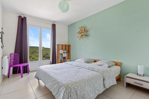 Giường trong phòng chung tại Villa Les Brés
